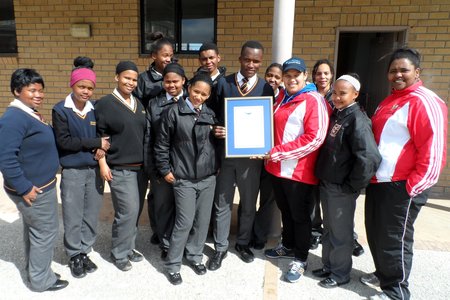 Natasha Bredenkamp (regs) saam met Gansbaai Academia se â€œFood for Sport Groupâ€. (Foto: SimonÃ© Davel)  